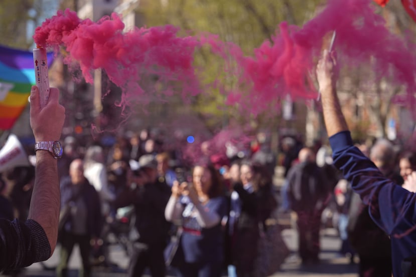El sábado 28 de marzo de 2026, varias personas participaron en una manifestación nacional contra la guerra organizada por el movimiento "No Kings Italy" en Roma. (Foto AP/Andrew Medichini)