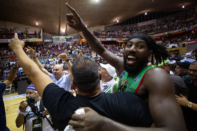 John Holland celebra el título de los Santeros en el tabloncillo del Pachín Vicens. (Especial El Nuevo Día / Jorge Ramírez Portela)