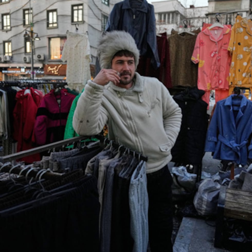 Un vendedor espera a clientes en la plaza Tajrish de Teherán, Irán.