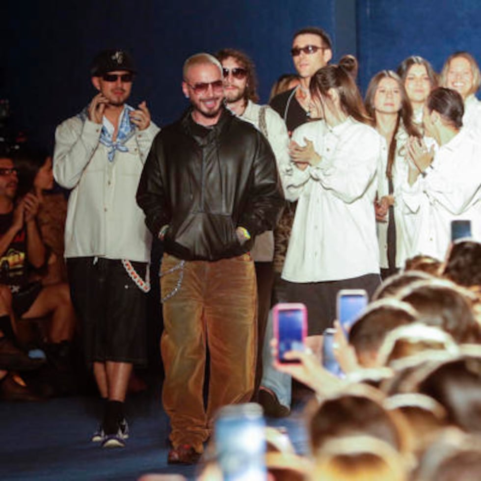 El cantante colombiano J Balvin reacciona al finalizar la pasarela inaugural de Colombiamoda este sábado, en Medellín, Colombia.