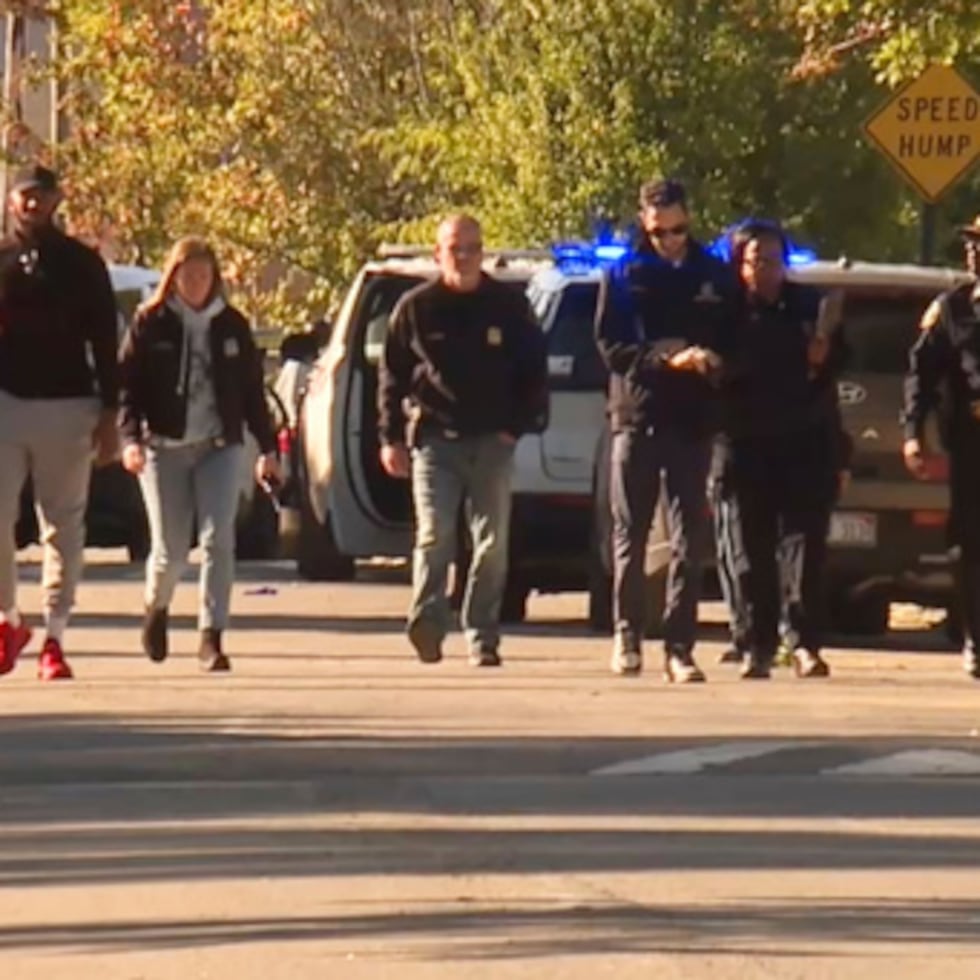 Fuerzas del orden intervienen tras un tiroteo mortal ocurrido en Detroit, el domingo.