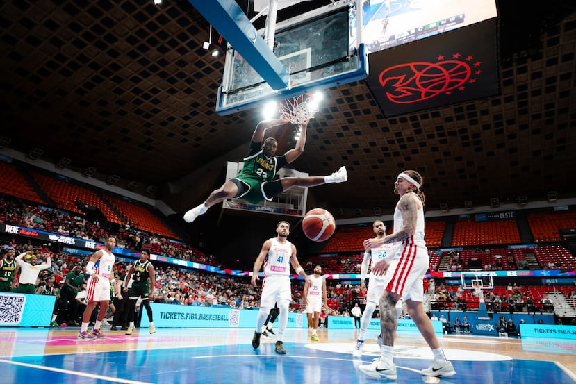 Tyran de Lattibeaudiere donquea el balón en el Coliseo Roberto Clemente.