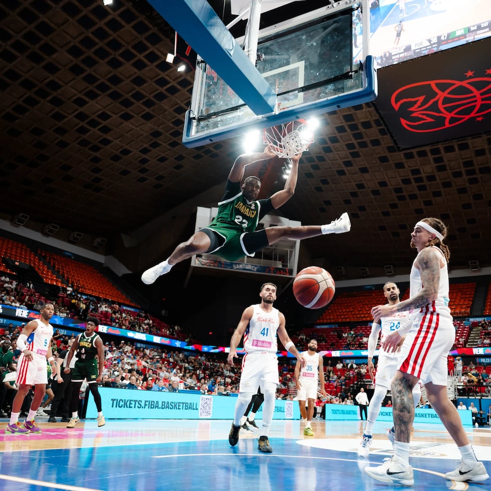 Tyran de Lattibeaudiere donquea el balón en el Coliseo Roberto Clemente.