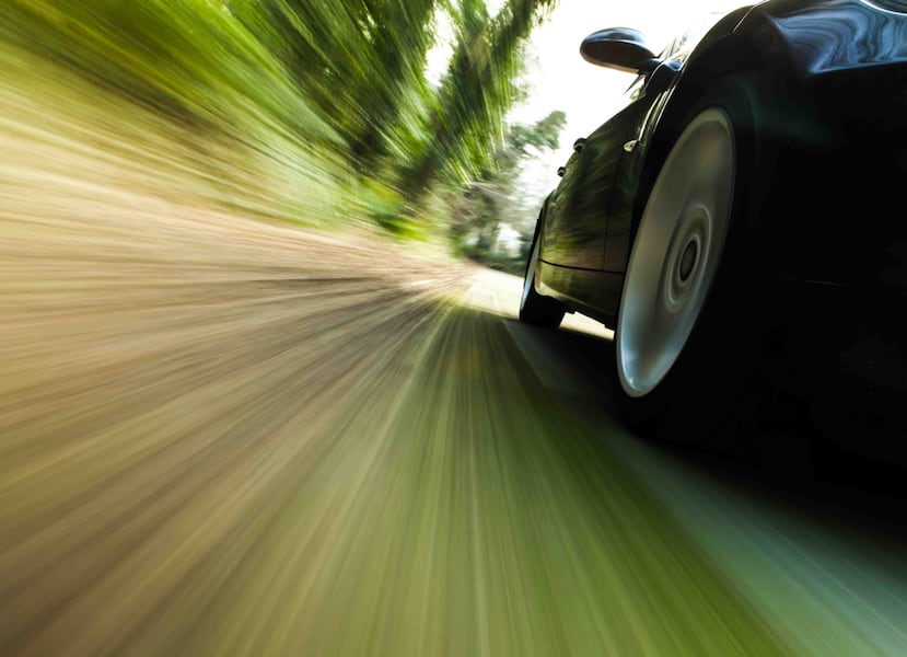 Dos expertos informáticos controlaron desde el exterior a un auto con tecnología autónoma.