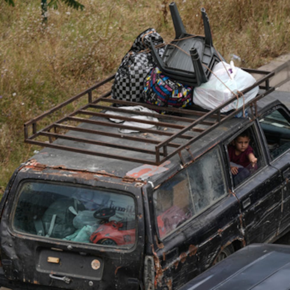Una familia huye tras la amenaza israelí de atacar Dahiyeh, en los suburbios del sur de Beirut, Líbano