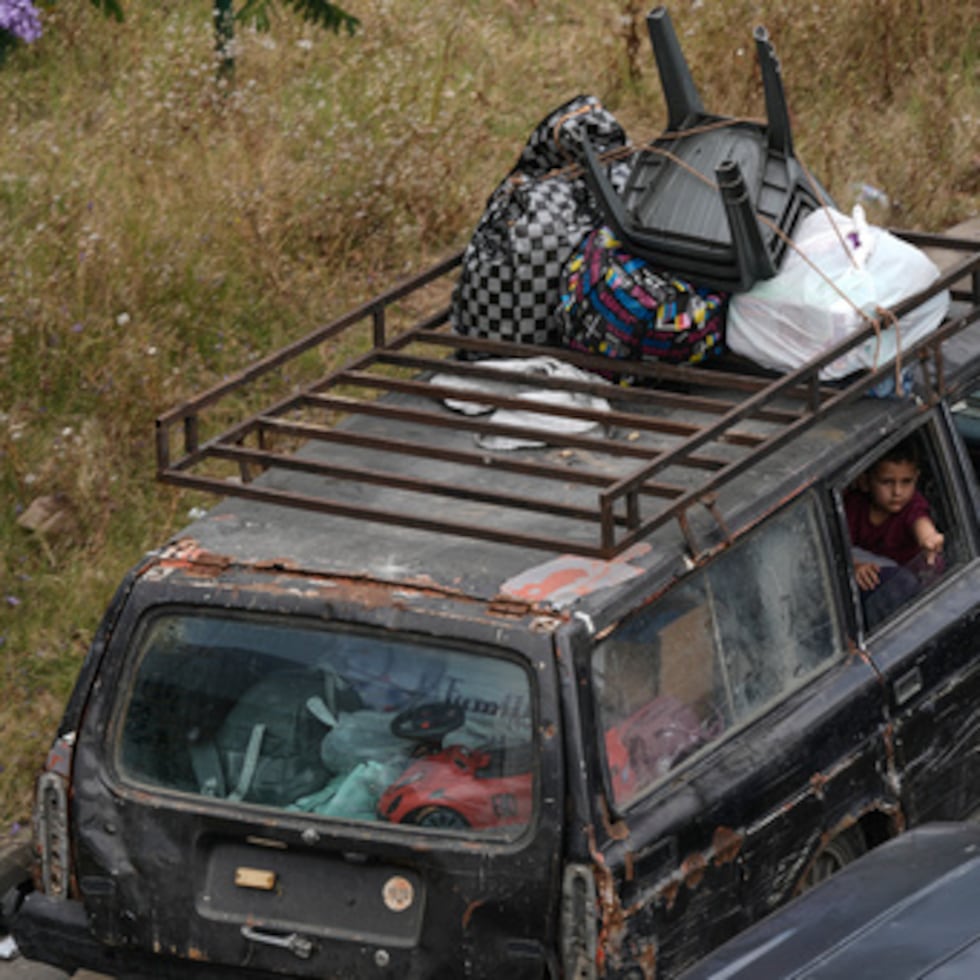 Una familia huye tras la amenaza israelí de atacar Dahiyeh, en los suburbios del sur de Beirut, Líbano, lunes 1 de junio de 2026. (AP Photo/Bilal Hussein)