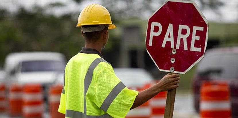 La carretera estuvo cerrada hasta el mediodía de hoy debido al derrame de aceite que se produjo en el lugar. (Archivo)