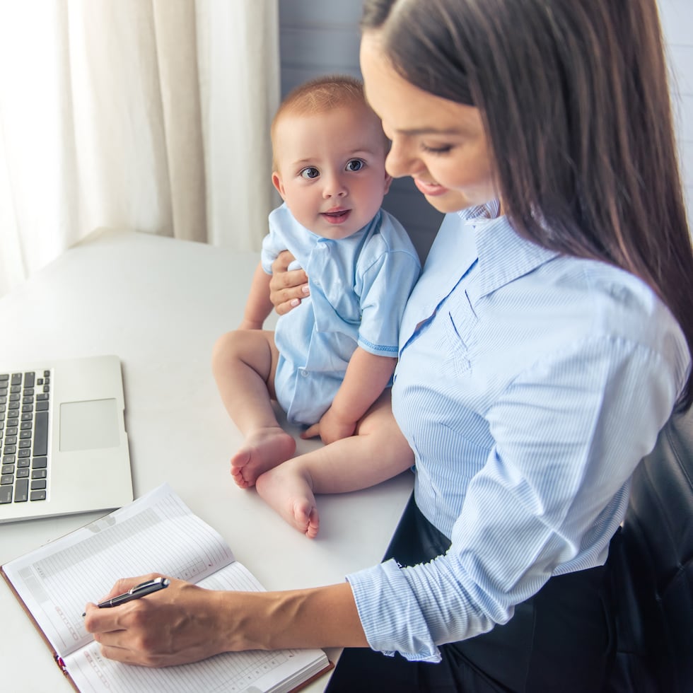 Debemos cuestionar por qué la maternidad sigue teniendo consecuencias económicas y profesionales desproporcionadas para las mujeres, escribe Solaritza Rivera