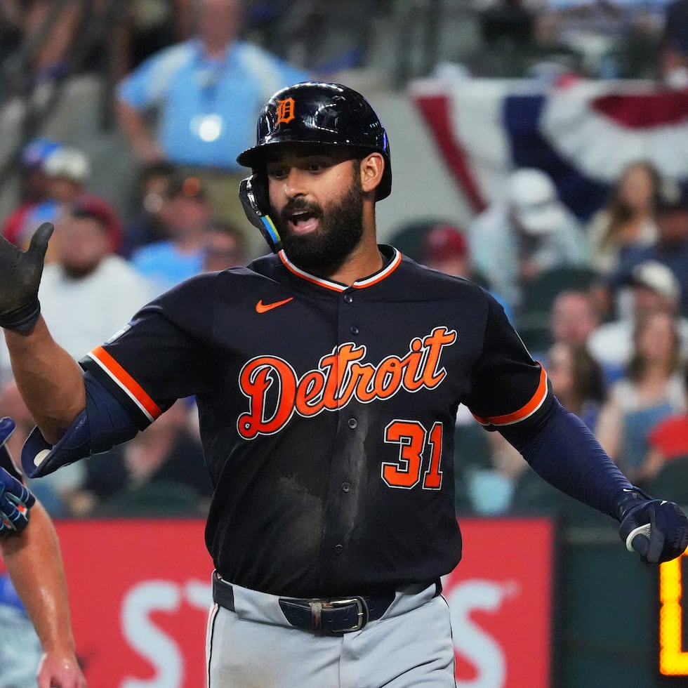 Riley Greene, de los Tigers de Detroit, celebra su cuadrangular durante la cuarta entrada del juego contra los Rangers de Texas.