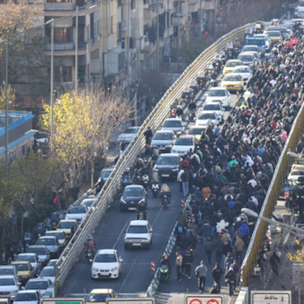 Manifestantes marchan en el centro de Teherán, Irán, el lunes 29 de diciembre de 2025.