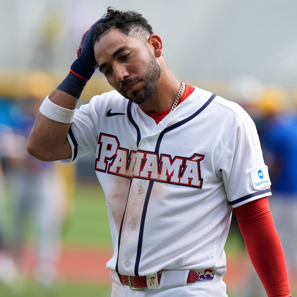 Un resignado José Caballero se dirige de vuelta al dugout.