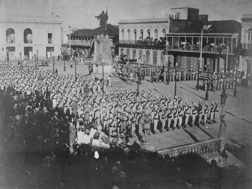 Tropas españolas saliendo de Mayagüez, Puerto Rico, para enfrentarse a las fuerzas estadounidenses en Hormigueros, en 1898.