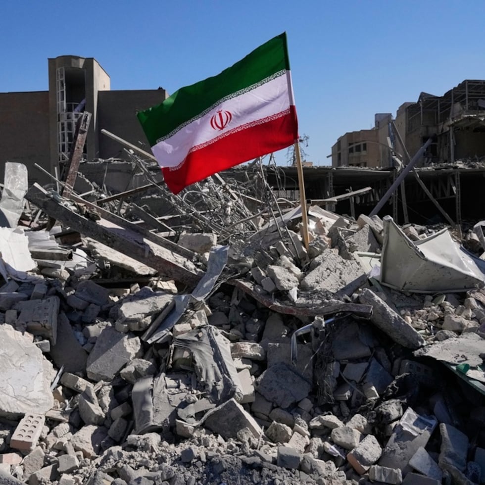 El Ejército israelí también detalla que alrededor de 50 aviones de combate de la fuerza área participaron en la operación guiados por “inteligencia precisa” con más de 100 municiones para atacar el búnker de Jameneí en la capital iraní.