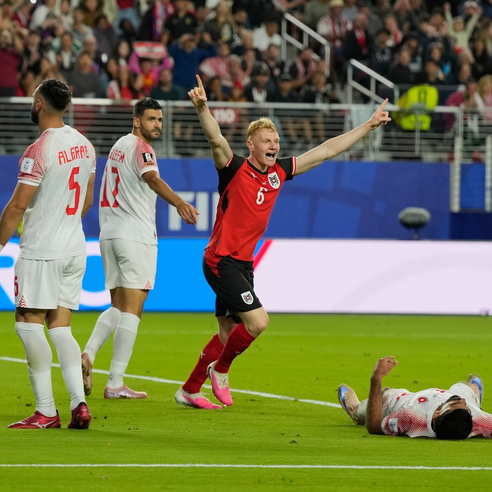 Nicolas Seinwald, de Austria, festeja un autogol de Yazan Aarab, de Jordania, en el encuentro mundialista disputado en Santa Clara, California.