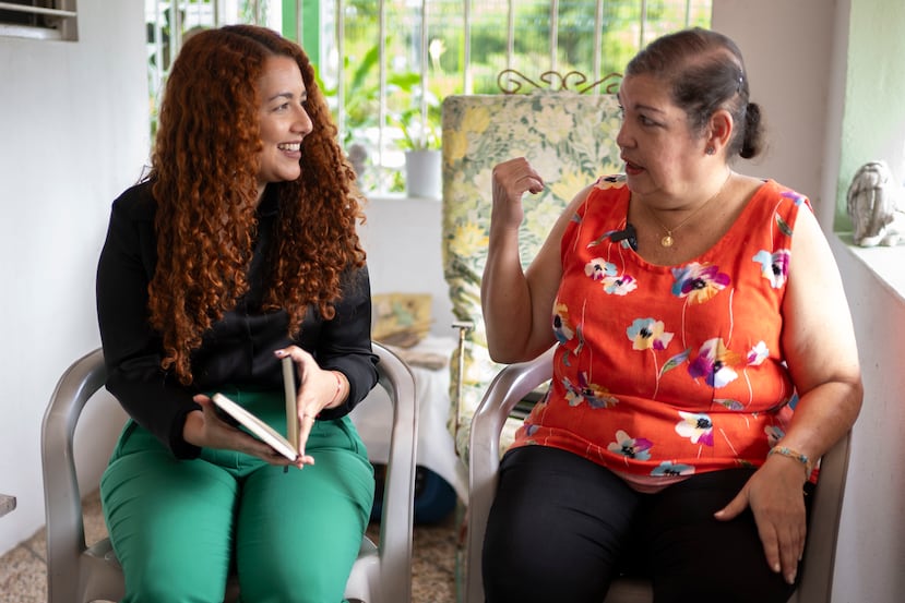 A la derecha, Laura Lasanta, la última residente de la calle Iglesias, en Santurce, acompañada por su abogada, Alicia Díaz.