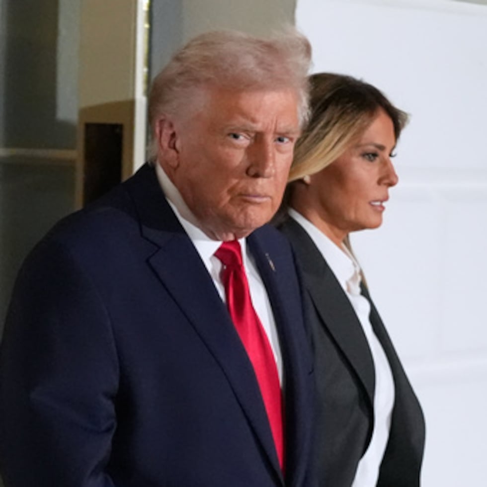 Donald Trump, en la foto junto a la primera dama Melania Trump, dijo que la operación, bautizada por el Pentágono como “Furia Épica”, va “por delante de lo previsto”, explicó la cadena.