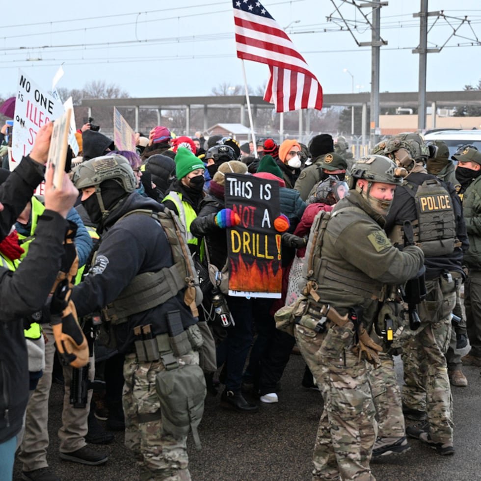 El jueves por la noche, cientos marcharon bajo una lluvia helada por una arteria principal, coreando “¡ICE fuera ya!”.