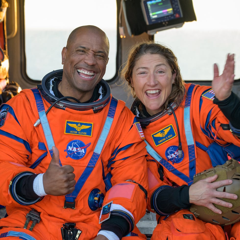 El astronauta Victor Glover junto a Christina Koch posan para una foto a su llegada de la misión Artemis II.