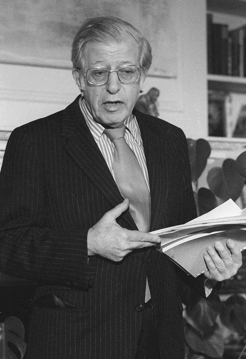 El arbitrador Peter Seitz habla en conferencia de prensa tras darle estatus de agente libre a los lanzadores Andy Messersmith y Dave McNally al declarar nulas las cláusulas de reserva de sus contratos.