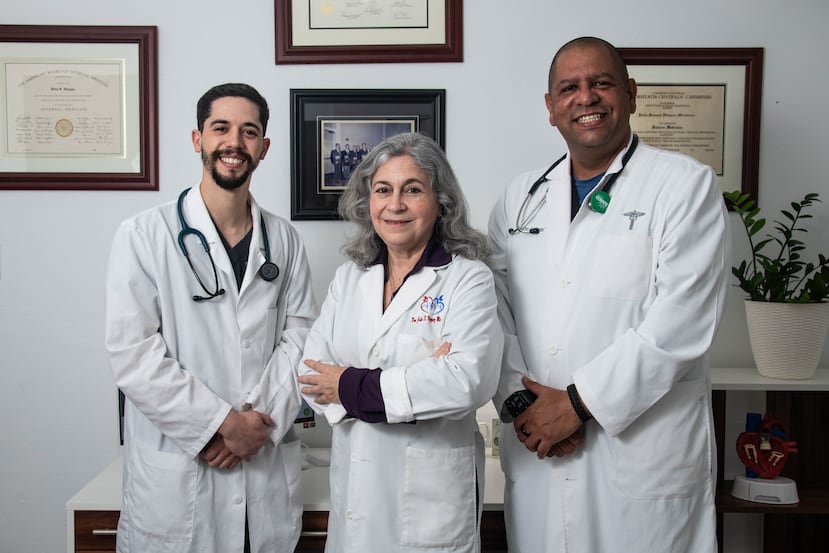 La doctora Julia Vázquez Martirena, fundadora y presidenta de la Clínica Cardiovascular de Cidra, al centro, junto a sus asistentes médicos, Alan Méndez Pérez (izquierda) y Luis Cruz Agrinsoni (derecha).
