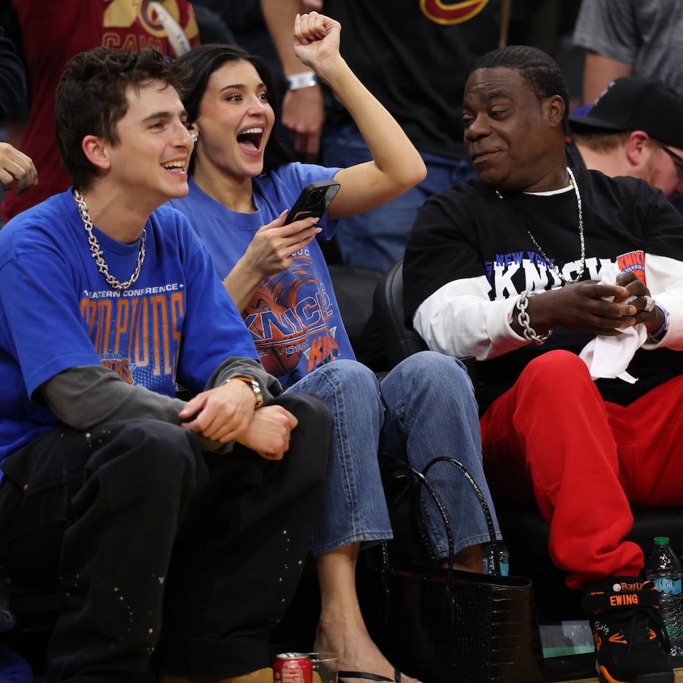 Timothée Chalamet (izquierda), Kylie Jenner (centro) y Tracy Morgan durante un partido de los Knicks.