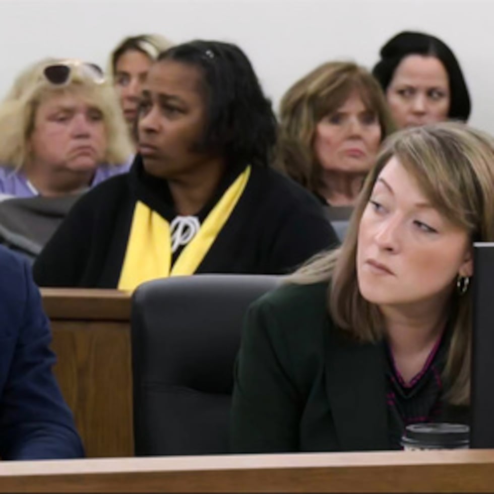 Caleb Flynn, a la izquierda, aparece sentado junto a Emily Smith, a la derecha, una de sus abogadas.