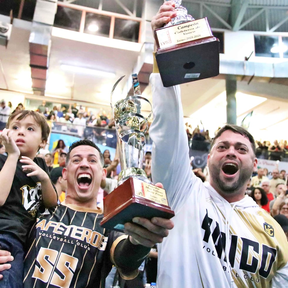 El dirigente de los Cafeteros Abel Franceschi alza el trofeo de campeonato. Kevin Rodríguez hace lo mismo con el trofeo de Jugador Más Valioso de la final.