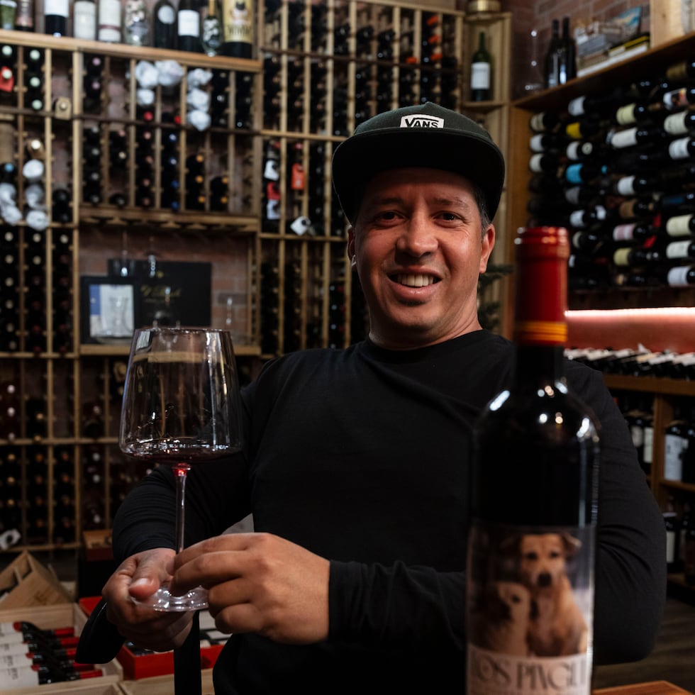 Orlando Rodríguez, propietario del restaurante Asador San Miguel, ubicado en Naranjito, rescató a dos perros.