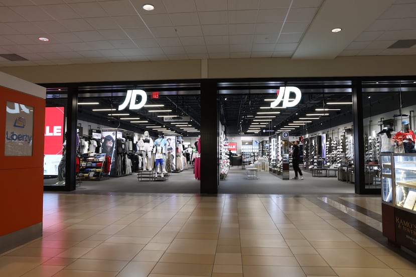 La reconocida marca de ropa y calzado deportivo JD ocupa más de 7,500 pies cuadrados en el primer nivel. Esta es su primera tienda en la isla.