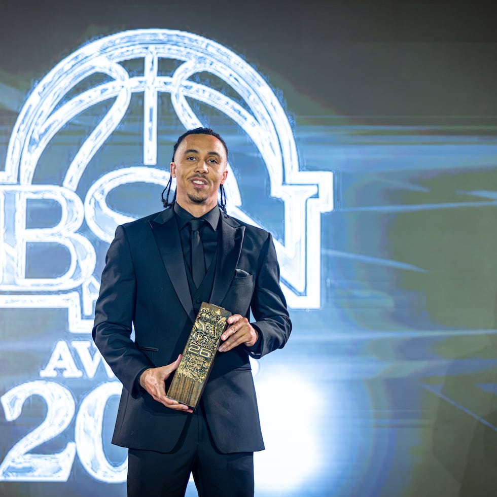 Travis Trice posa con su segundo trofeo de Jugador Más Valioso del BSN.