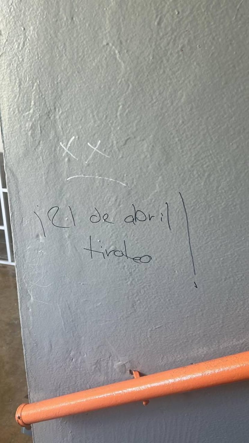Ejemplo de falsas amenazas escritas en escuelas del Departamento de Educación que están bajo investigación de las autoridades estatales y federales.