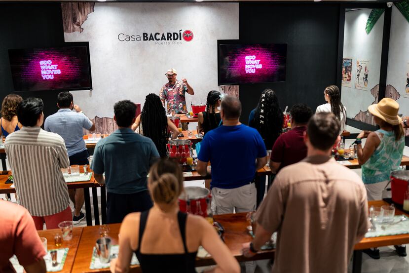 Durante el recorrido, puedes formar parte de una clase de mixología.