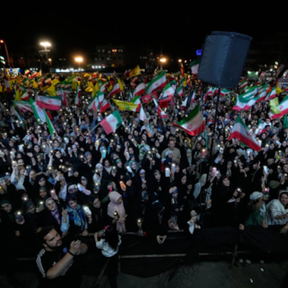 Manifestantes ondean banderas iraníes y del grupo político y militar libanés Hezbolá durante una reunión progobierno el sábado en la plaza de la Revolución Islámica en Teherán.