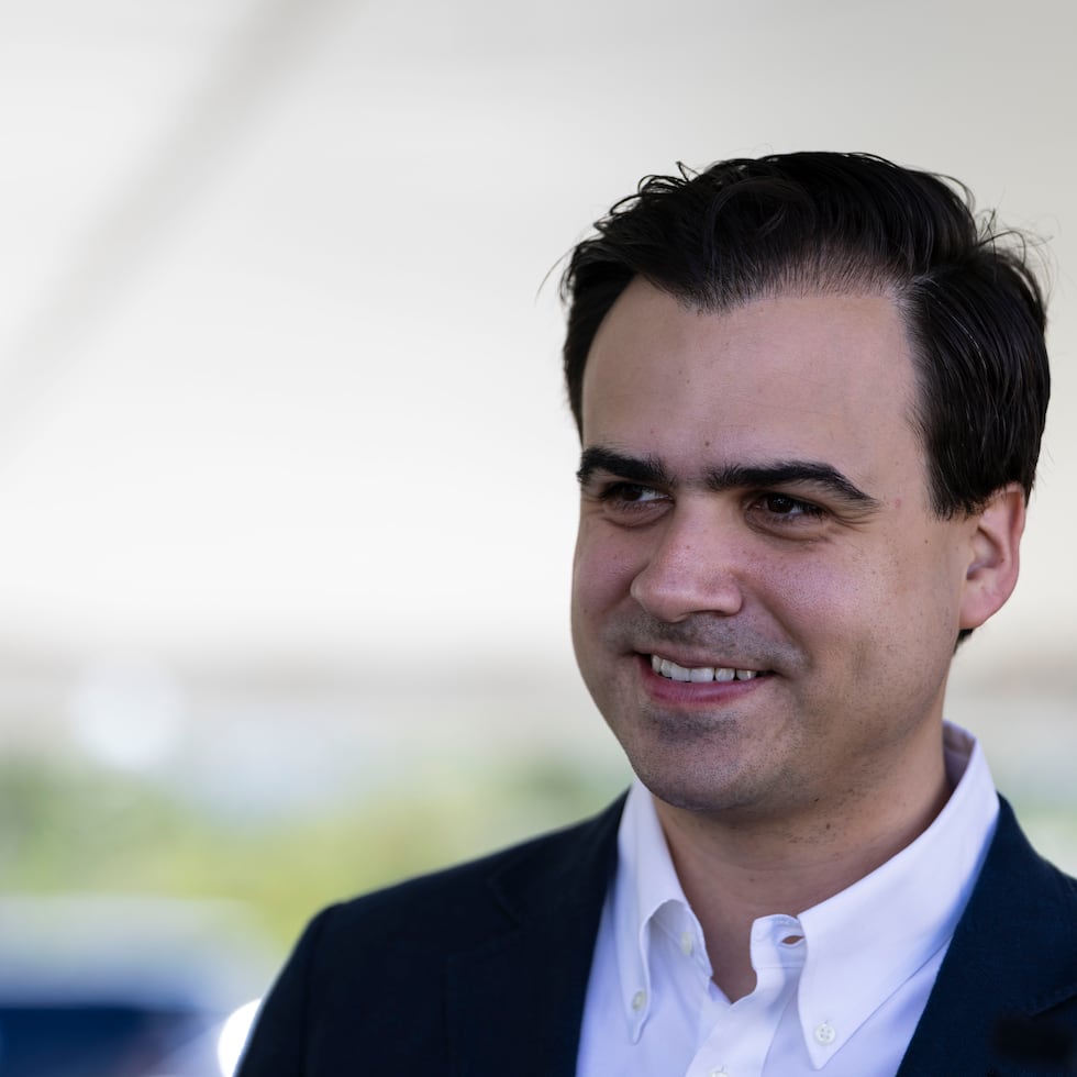 Al tomar nota de que el comisionado residente de Puerto Rico en Washington, Pablo José Hernández, lanza a chacota el debate sobre el problema colonial del país, presentando una legislación sobre el status solo porque “quien da primero, da dos veces”, escribe Antonio Quiñones.