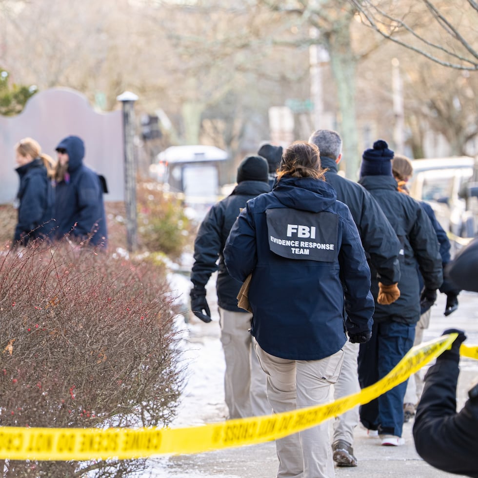 Agentes del FBI investigan cerca del edificio Barus y Holley en la Universidad Brown en Providence, Rhode Island.