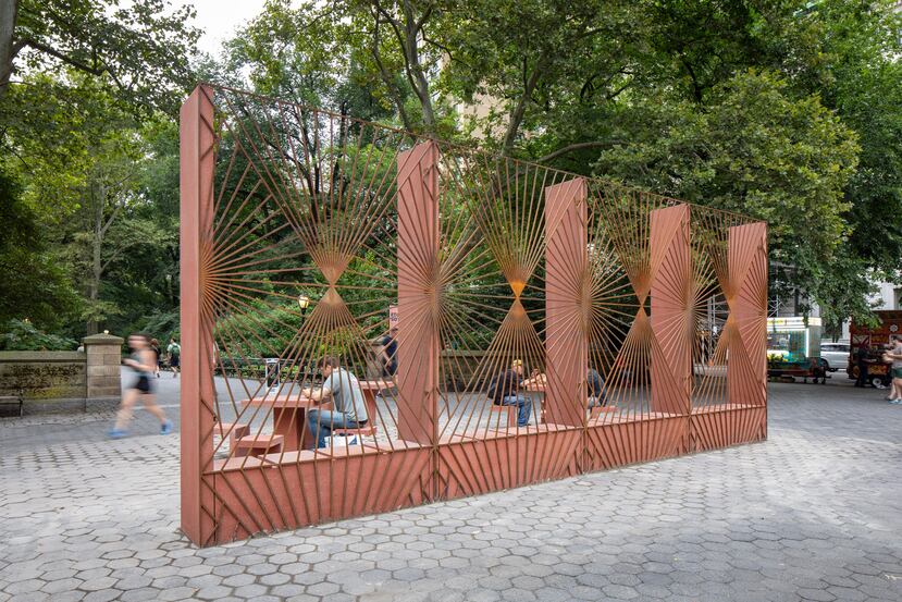"Graft" en el Parque Central, en Nueva York, invita a los espectadores a contemplar la resiliencia de la identidad cultural y las experiencias diaspóricas que han influido en la historia y la actualidad de la ciudad de Nueva York.