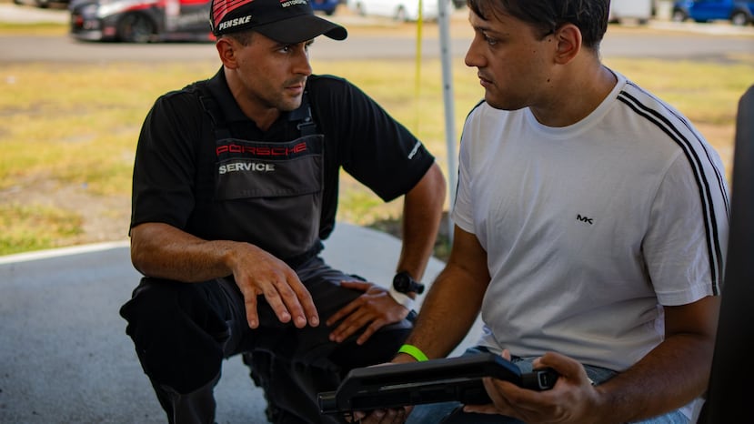 La experiencia también permitió a los jóvenes conversar con miembros e instructores voluntarios del Porsche Club of America.