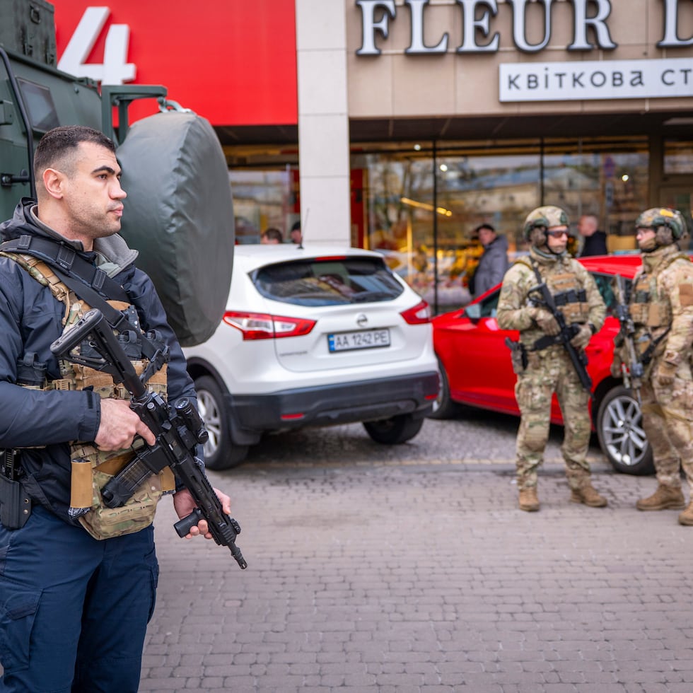 Agentes de la Policía son vistos en el lugar donde un hombre armado mató al menos a seis personas en la vía pública antes de ser abatido por las autoridades.