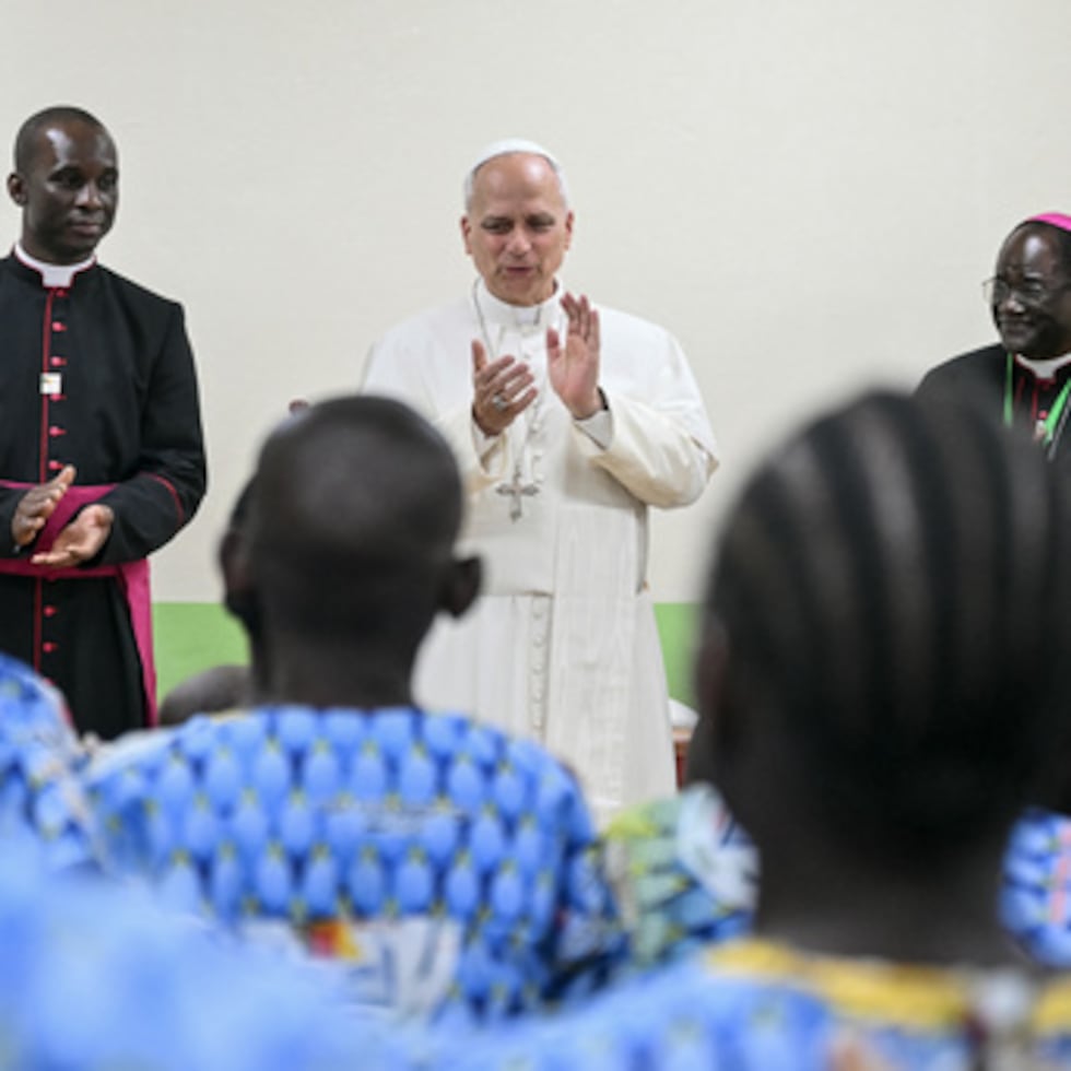 El Papa León XIV aplaude mientras visita el orfanato Ngul Zamba (Poder de Dios) en Yaoundé, Camerún, el miércoles 15 de abril de 2026 en el tercer día de su viaje apostólico a África. (Alberto Pizzoli, Pool Photo vía AP)
