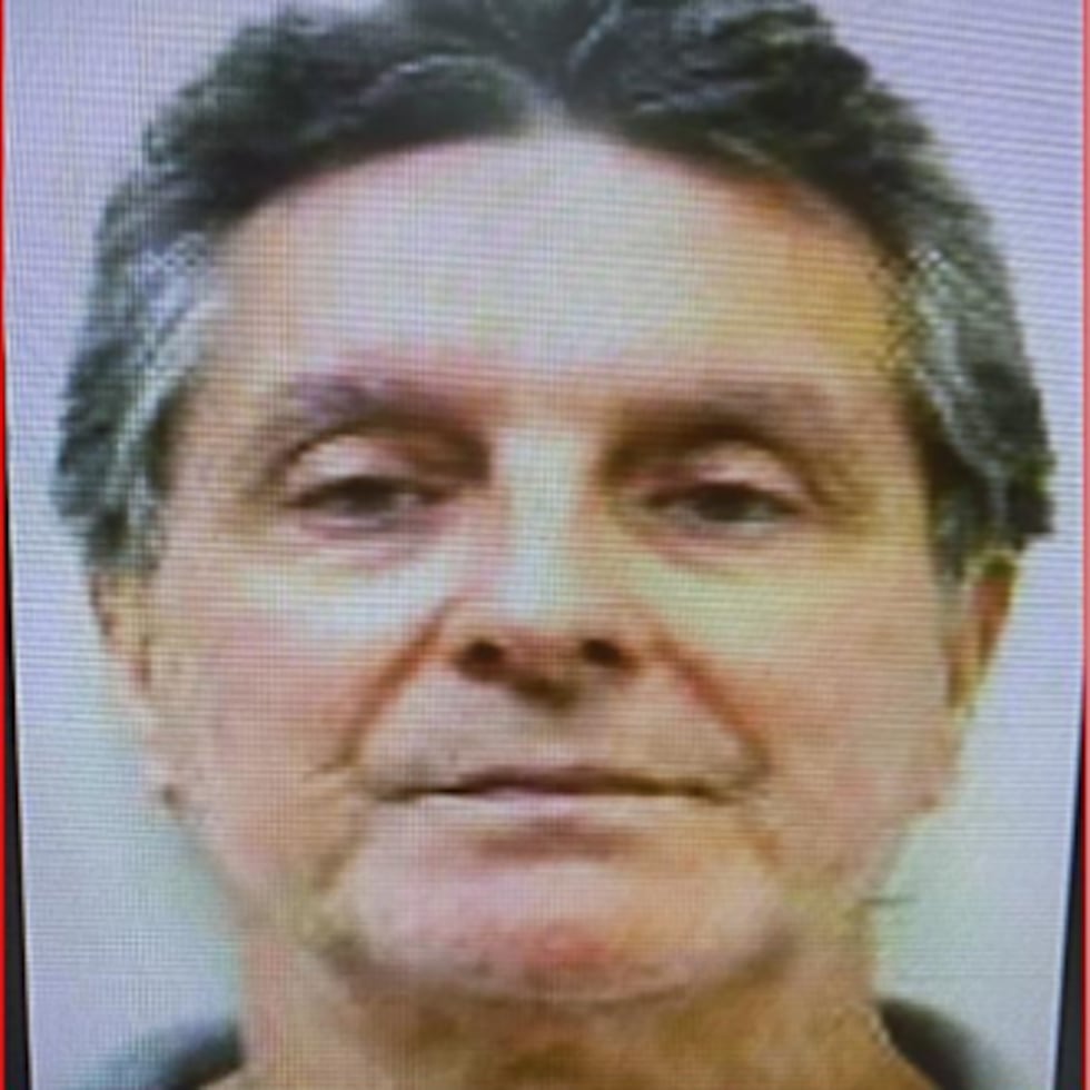 Conducía un auto Ford Escape, color gris claro, con tablilla HYT-10.