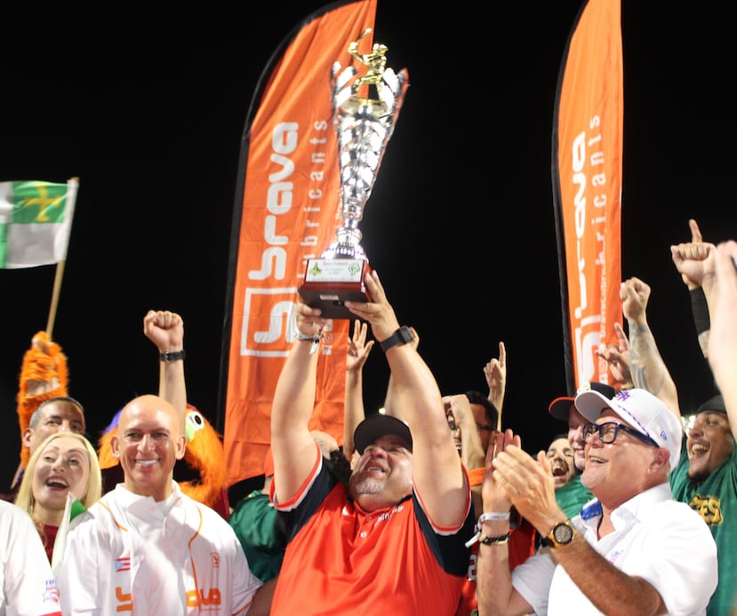 Denny Figueroa, apoderado de los campeones Pescadores del Plata, festeja con el título.