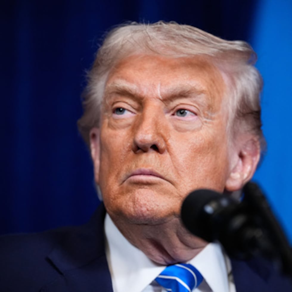 El presidente Donald Trump pareció confirmar inicialmente un ataque en lo que pareció ser una improvisada entrevista de radio el viernes, y cuando fue interrogado el lunes por los periodistas sobre “una explosión en Venezuela”, dijo que Estados Unidos atacó una instalación donde los barcos acusados de transportar drogas “se cargan”.