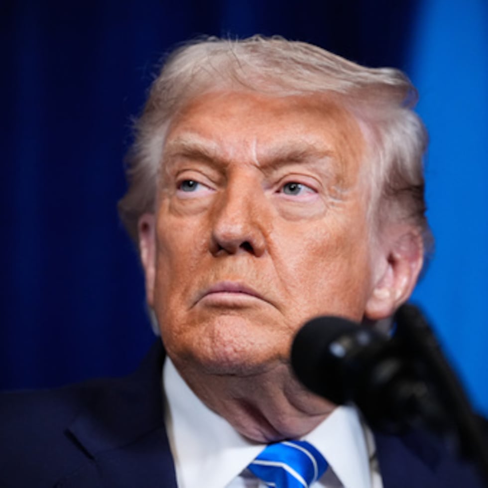 Las sanciones implican el bloqueo de todos los bienes e intereses en bienes de los designados que se encuentren en Estados Unidos o bajo control de personas estadounidenses, así como la prohibición de realizar transacciones con ellos, salvo autorización expresa de OFAC.