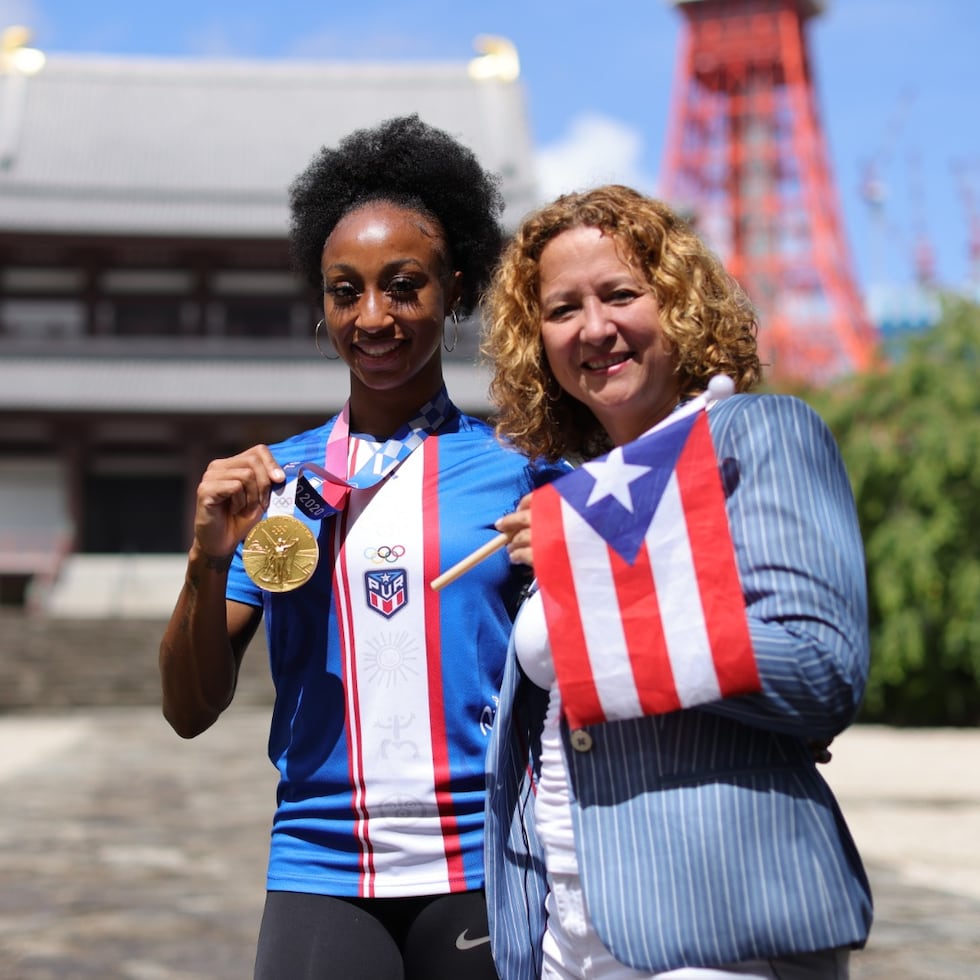 Jasmine Camacho-Quinn junto a la presidenta del Copur, Sara Rosario.