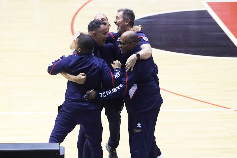 El técnico Pascual Saurín (segundo a la derecha) y su cuerpo técnico celebran el campeonato.
