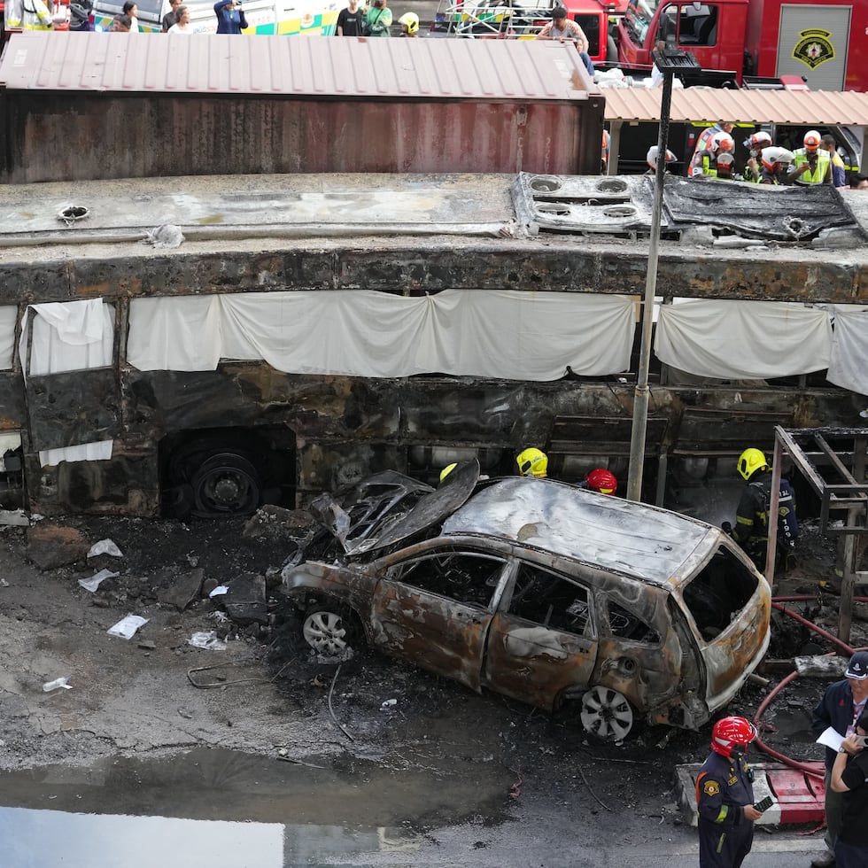 Rescatistas trabajan en la escena de un accidente de tren, cerca de la estación de Makkasan, en Bangkok, Tailandia.
