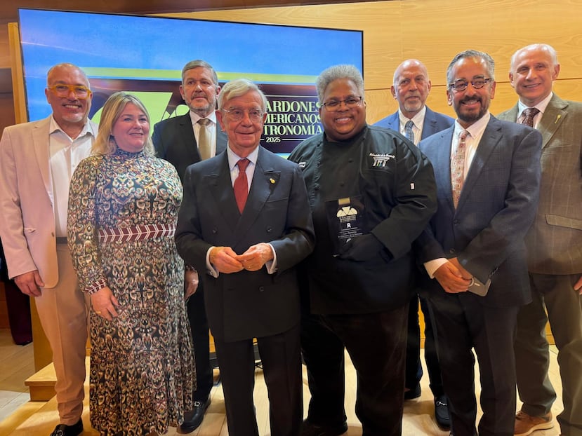 Desde la izquierda, atrás: Prof. Stanley Tapia, director de la International School of Hospitality and Culinary Arts de la Universidad Ana G. Méndez (UAGM); César Cordero-Krüger, presidente Academia Puertorriqueña de Gastronomía (APUGA); Alan Bair, director UAGM; y José Carlos de Santiago, presidente Grupo Excelencias. Desde la izquierda, al frente, Marimar Lidin, académico de APUGA; Rafael Ansón, presidente de la Academia Ibaeroamericana de Gastronomía; Chef Iván Clemente; y Dr. Juan E. Ayala, vicepresidente asociado de Desarrollo y Relaciones con la Comunidad de la UAGM.