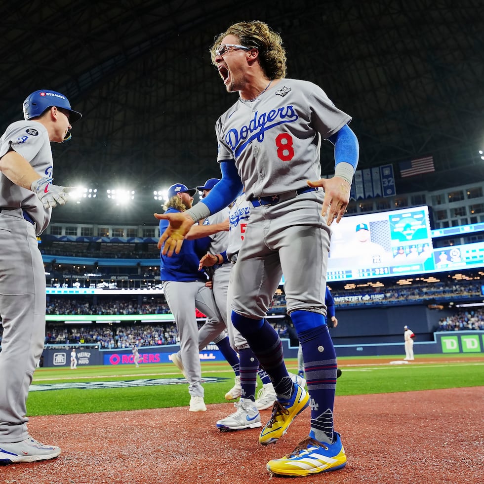 Kike Hernández celebrando el sábado luego de que Miguel Rojas conectó un jonrón en la novena entrada para empatar 4-4 el juego.