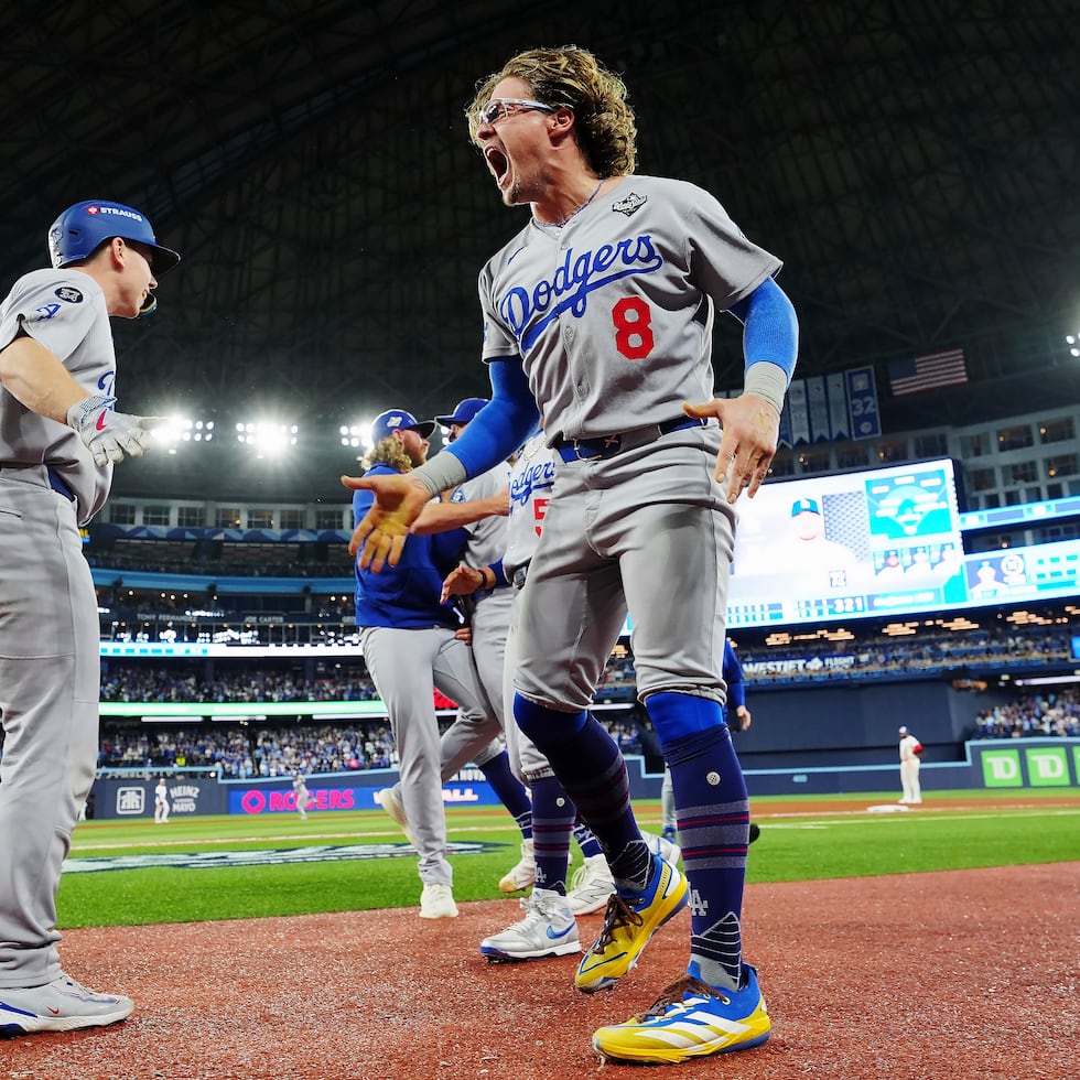 Kike Hernández celebrando el sábado luego de que Miguel Rojas conectó un jonrón en la novena entrada para empatar 4-4 el juego.