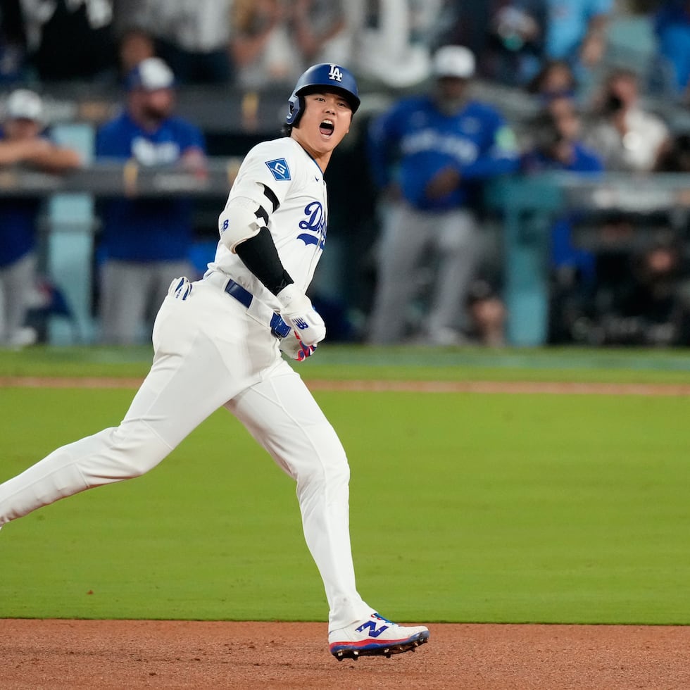 Shohei Ohtani después de batear un jonrón contra los Azulejos de Toronto en el séptimo inning del tercer juego de la Serie Mundial, el lunes 27 de octubre de 2025, en Los Ángeles. (AP Foto/Mark J. Terrill)